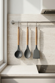 3’lü Silikon Servis Seti – Kepçe, Kaşık ve Spatula (Bambu Saplı) - SİYAH